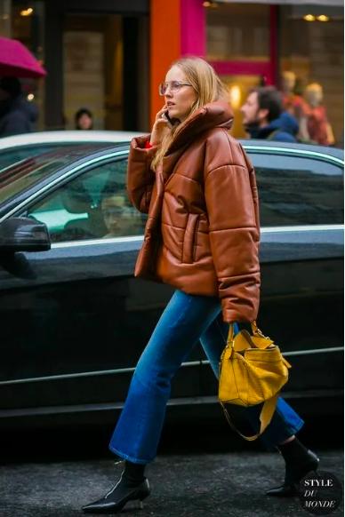 短款宽松羽绒服搭配单跟鞋,洋气短款羽绒服搭裤子