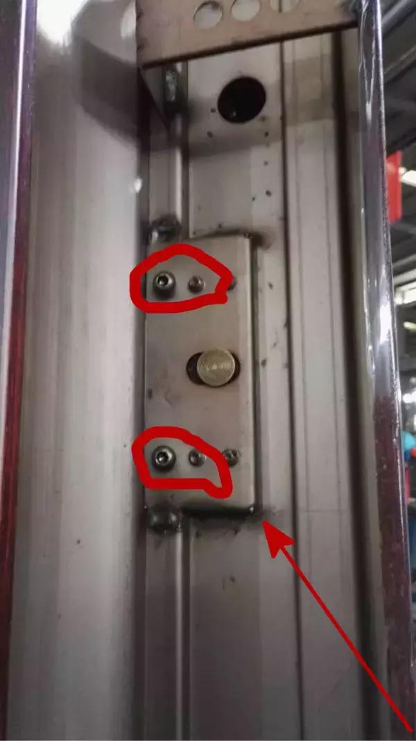 门扇掉角怎么处理,门扇松动了怎么处理