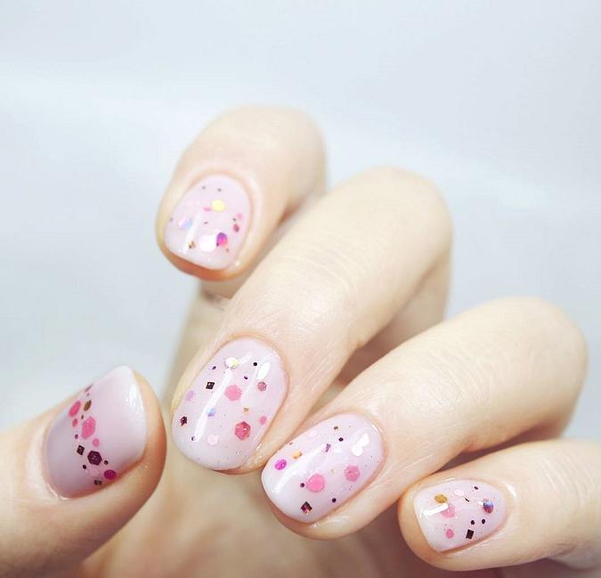 万能的亮片美甲不仅让你的指尖更出众,还会让你拥有好心情哦!