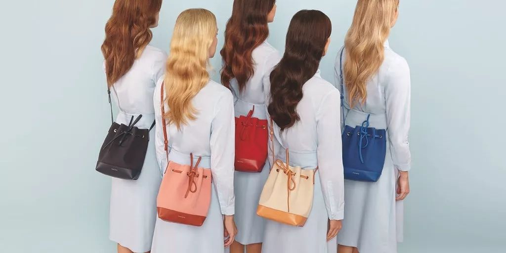 会背水桶包的人,会背奢侈品包包