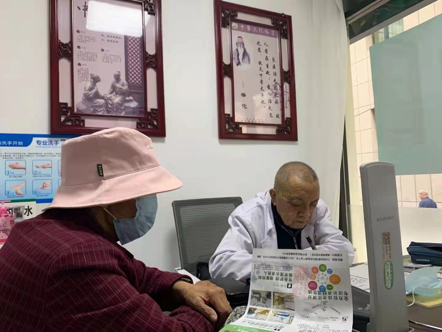 兰州81岁老中医,仍坚守一线,开小方治大病