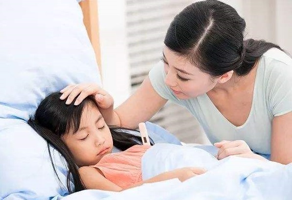 2岁宝宝发烧38.5度要吃退烧药吗,孩子支原体阳性输液4天了发烧38.5