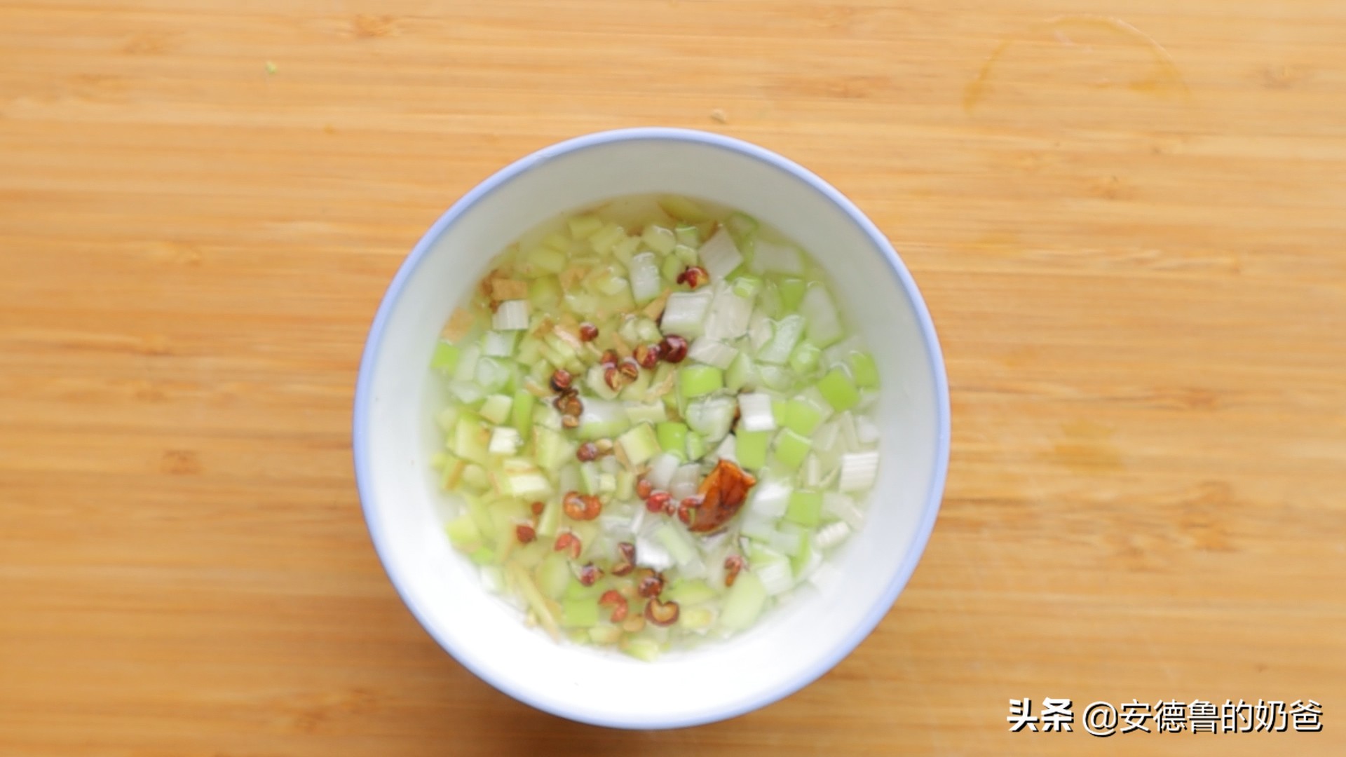 奶爸在家带着娃做馄饨现包现煮真材实料小朋友吃了一大碗