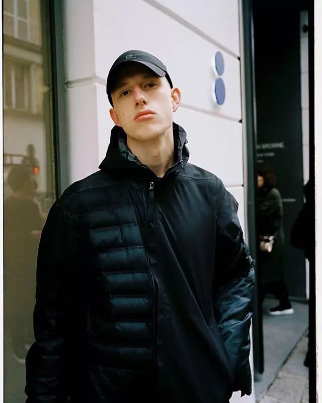 天气冷不想扎头发怎么办,热天洋气又凉快的帽子