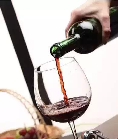 西式餐桌礼仪常识座位顺序,西餐餐桌礼仪的四个原则