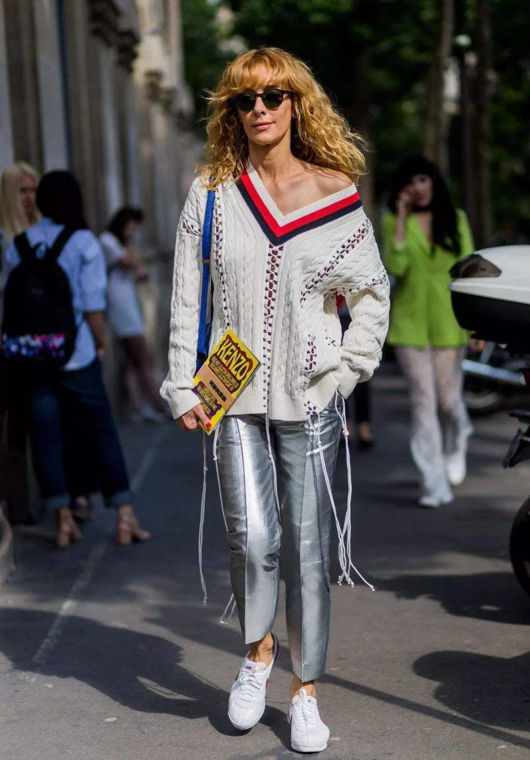 长款v领毛衣怎么穿内搭什么,秋冬季节v领毛衣的5个搭配技巧