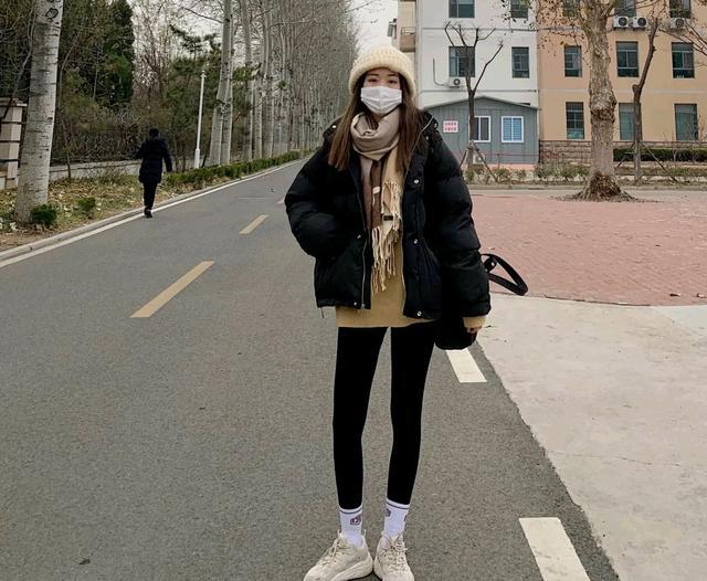 人人都在穿的“黑色打*裤底**”，冬季要怎么搭才更出众时髦？