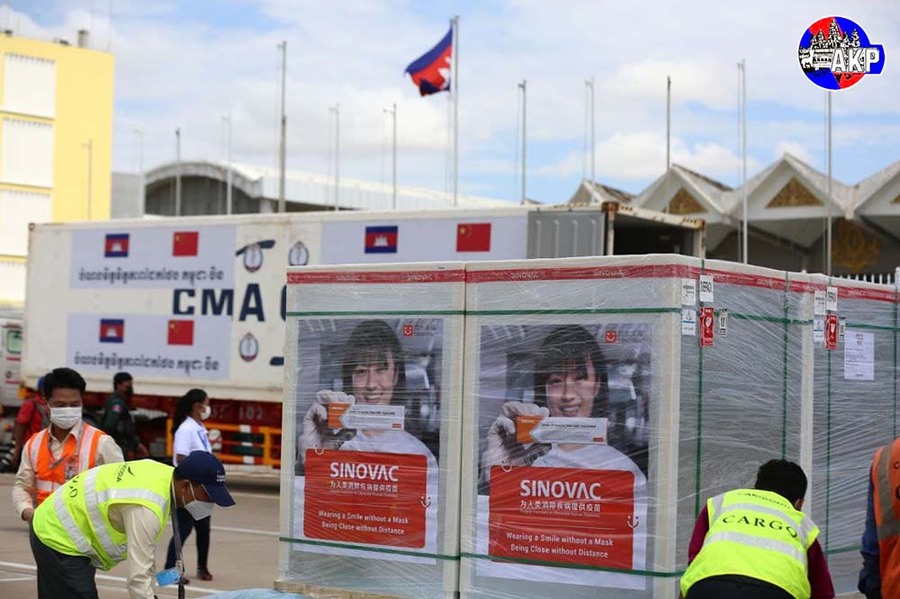 新一批由柬埔寨政府采购的中国科兴新冠疫苗昨日运抵金边国际机场