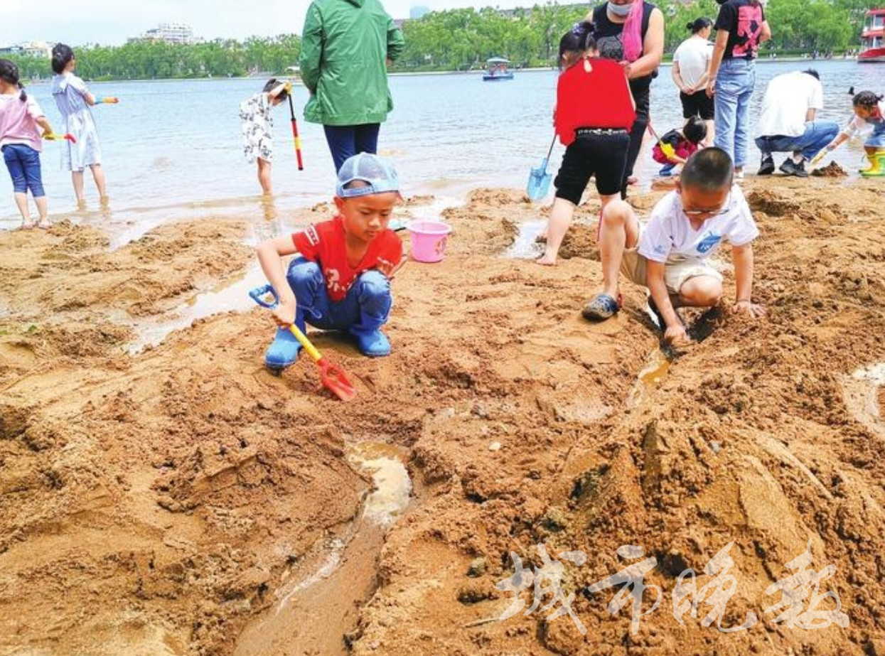孩子们玩嗨水上乐园,南湖湿地公园儿童玩沙