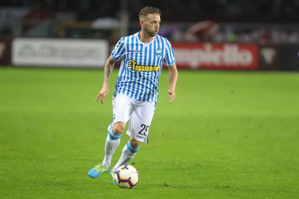 一日足坛动态汇总：小摩托与斯威解约《足球小将》上演现实版