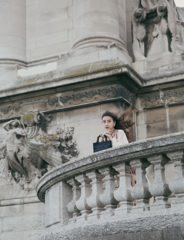 杨颖在巴黎又秀新造型，还是那件皮衣，内搭摩洛哥风长裙更美了