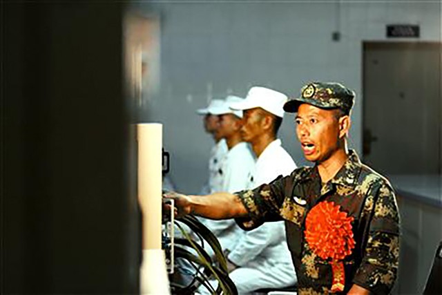 安徽兵王仅初中文化，入伍34年有召必回，退役后女儿继承父业