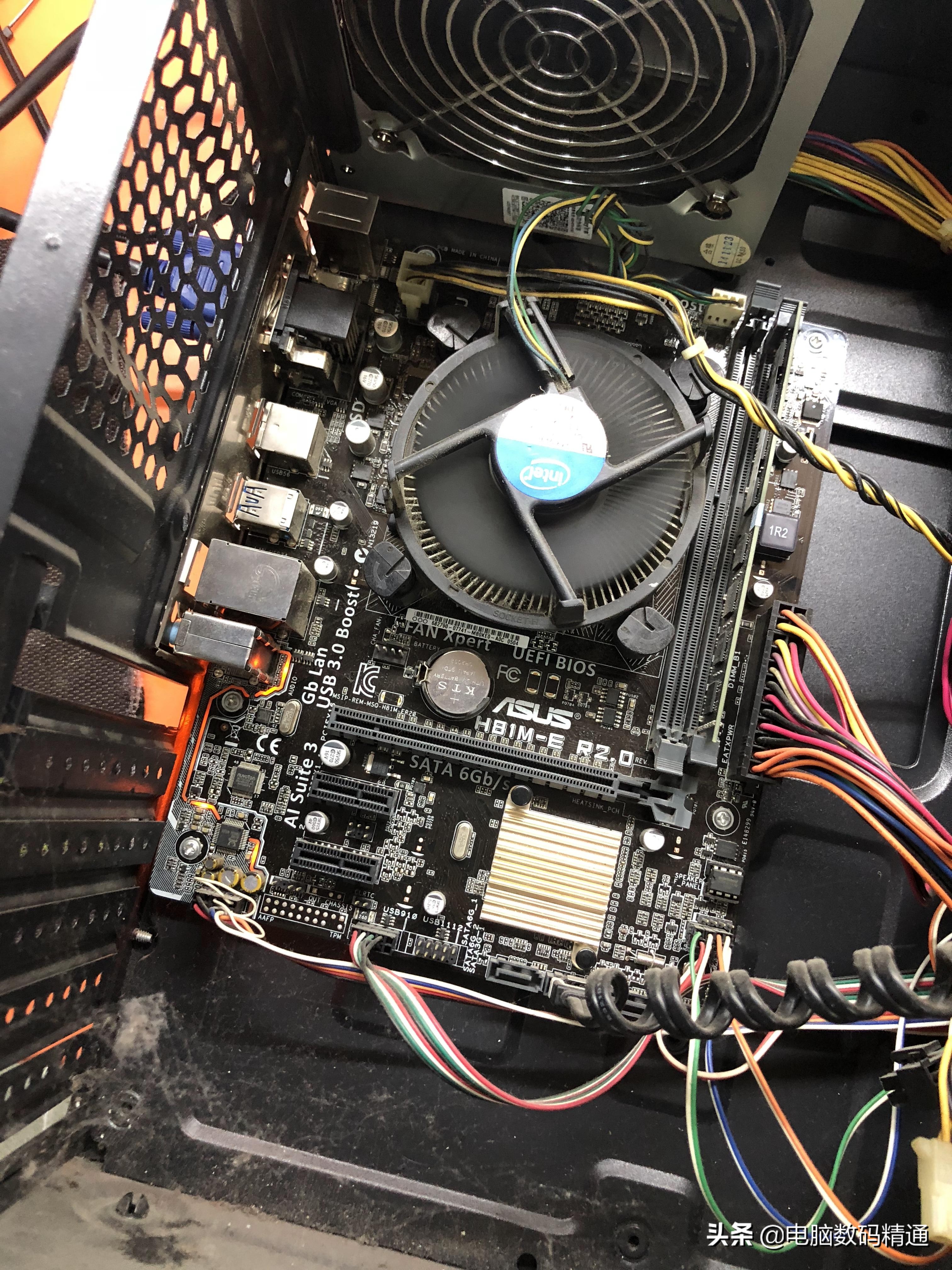 父亲把自用的电脑拿到电脑店升级配置，儿子很委屈，读大学没法用