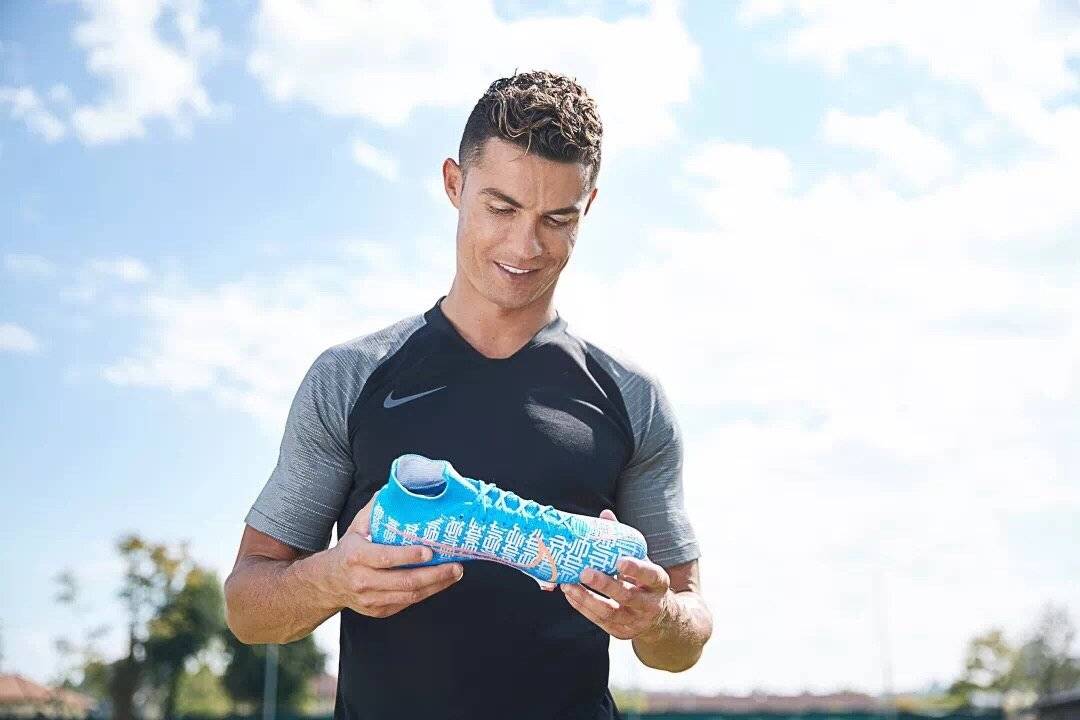 c罗给武磊发文祝福,球王c罗致我的英雄