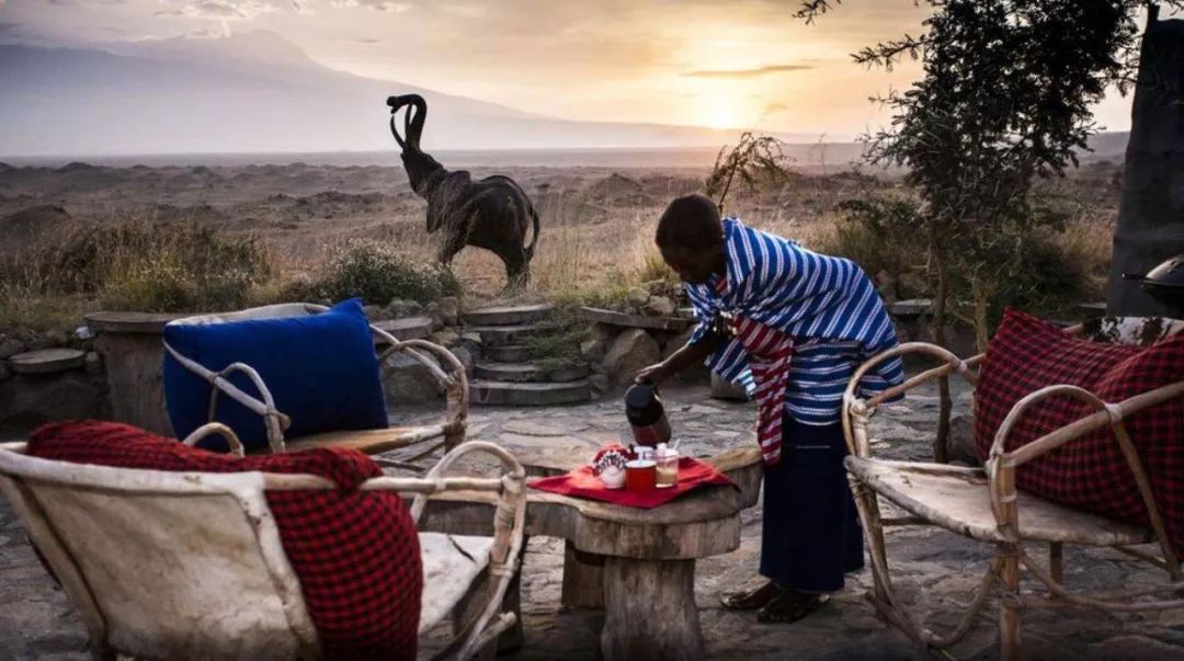 腐败非洲：啥劫匪……黑叔叔居然被一瓶可口可乐就给收买了。