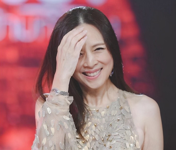 华裔美女神似西拉米,泰王几次示好碰一鼻子灰,富婆老公比玛哈帅