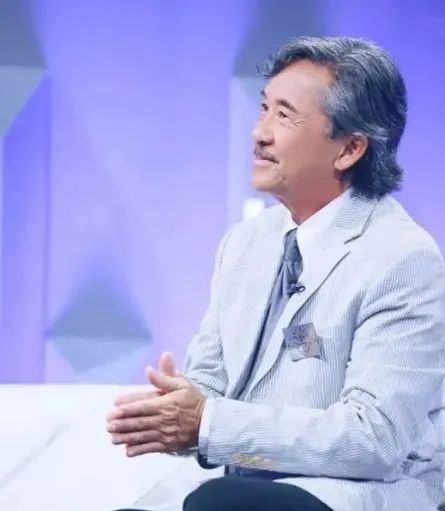 买二手衣服回家补、一张椅子用18年，这8位明星，有钱也没乱花