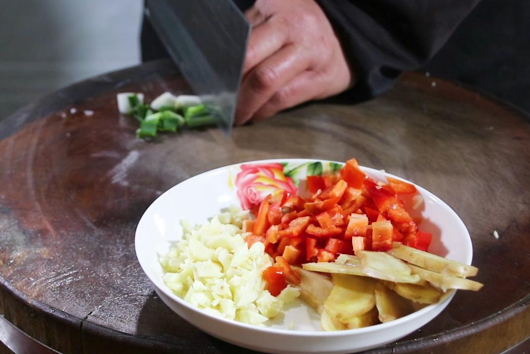 草鱼做汤好吃的做法,草鱼怎么做汤浓肉鲜