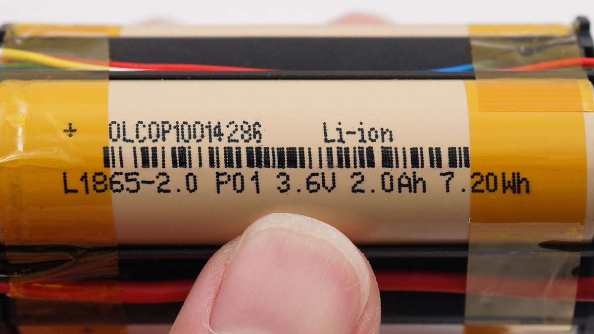 电钻拧三合一螺丝,微型手持小电钻拆解