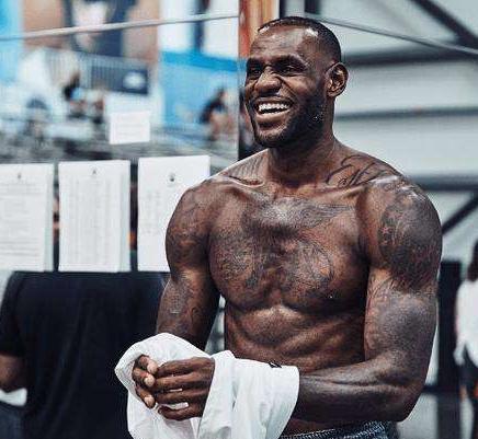 詹姆斯和c罗谁的体质更强,c罗和詹姆斯肌肉对比