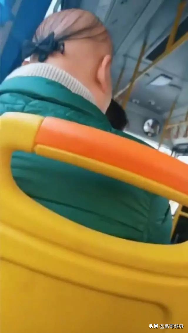 肌肉男丝带蝴蝶结造型梵克雅宝,微胖头发少适合什么发型男穿搭