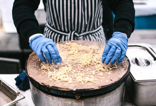 2019年在广州月收入3万多的丽姐，回老家桂林餐馆洗碗月工资2500