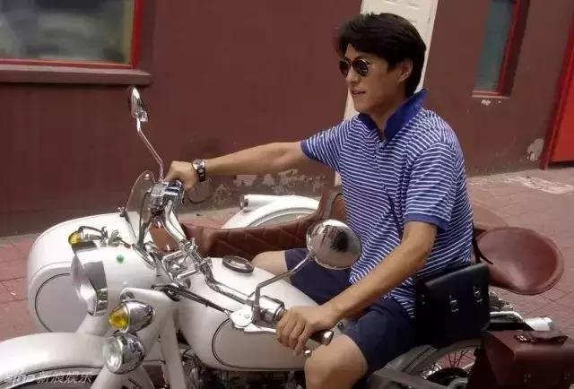 中年男人穿条纹衫,中年男人条纹衫