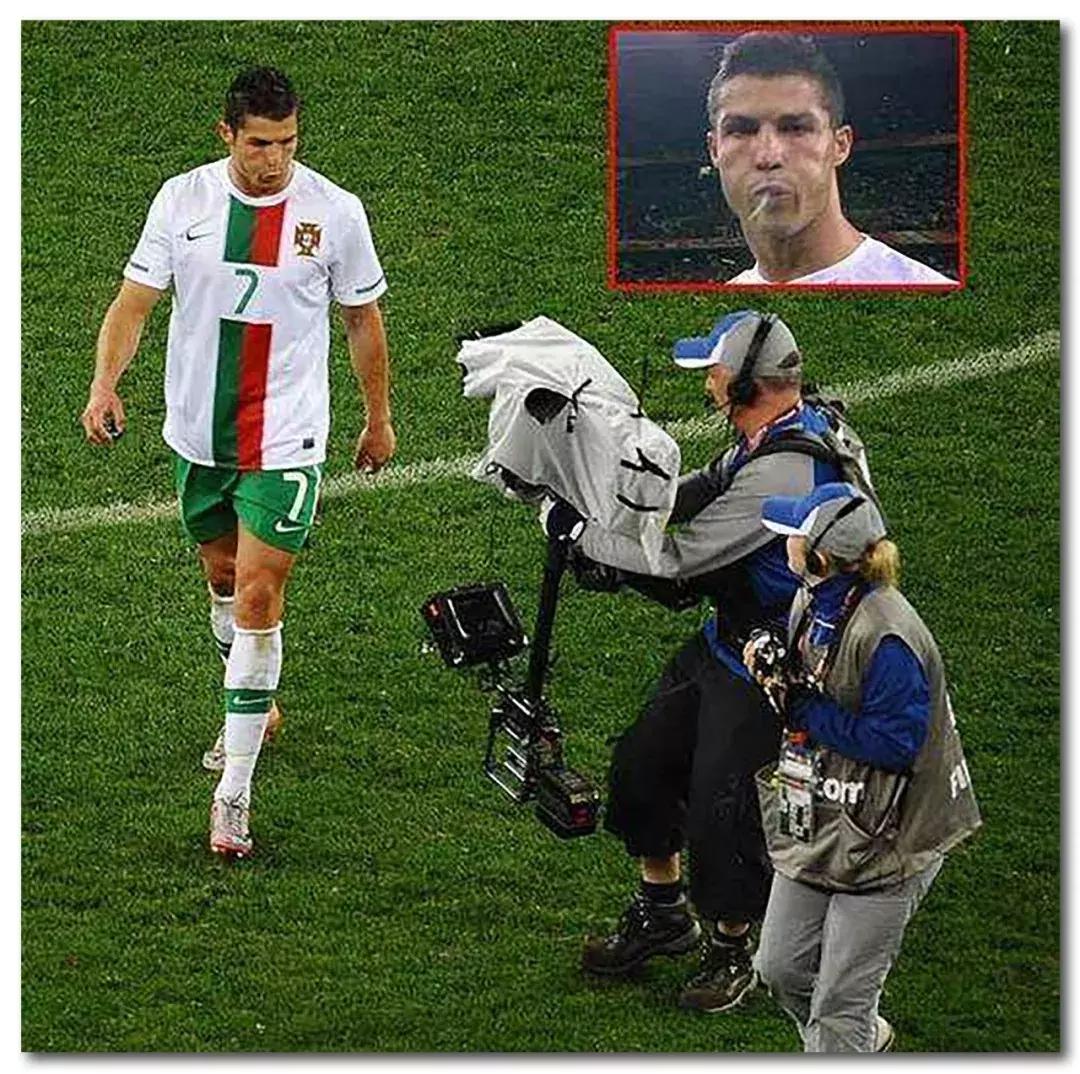 足球场上吐痰不怕滑铲弄到身上吗,为啥足球运动员吐痰