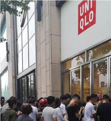 优衣库发售kaws联名款引发疯抢,优衣库uniqloxkaws的新联名