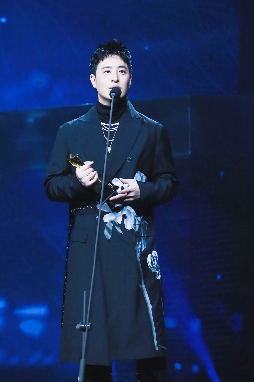 潘玮柏同款着迷粉色外套,潘玮柏大衣