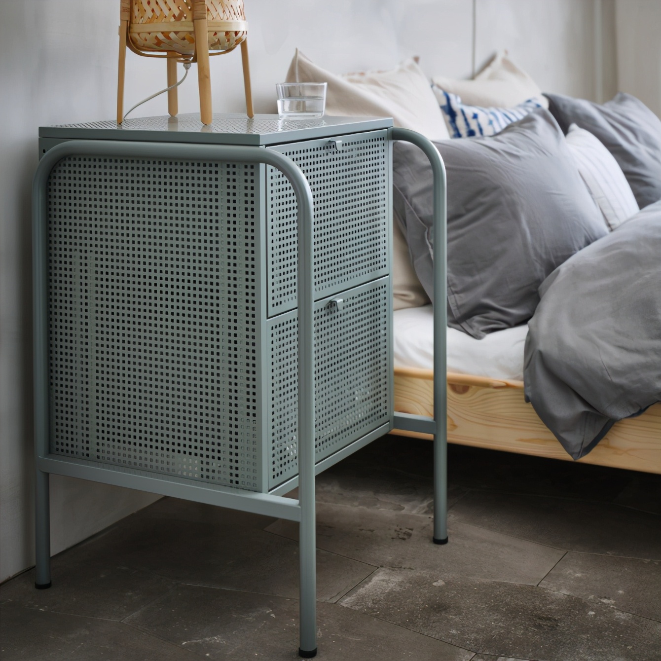 扔掉鸡肋床头柜,扔掉床头柜空间立马变大