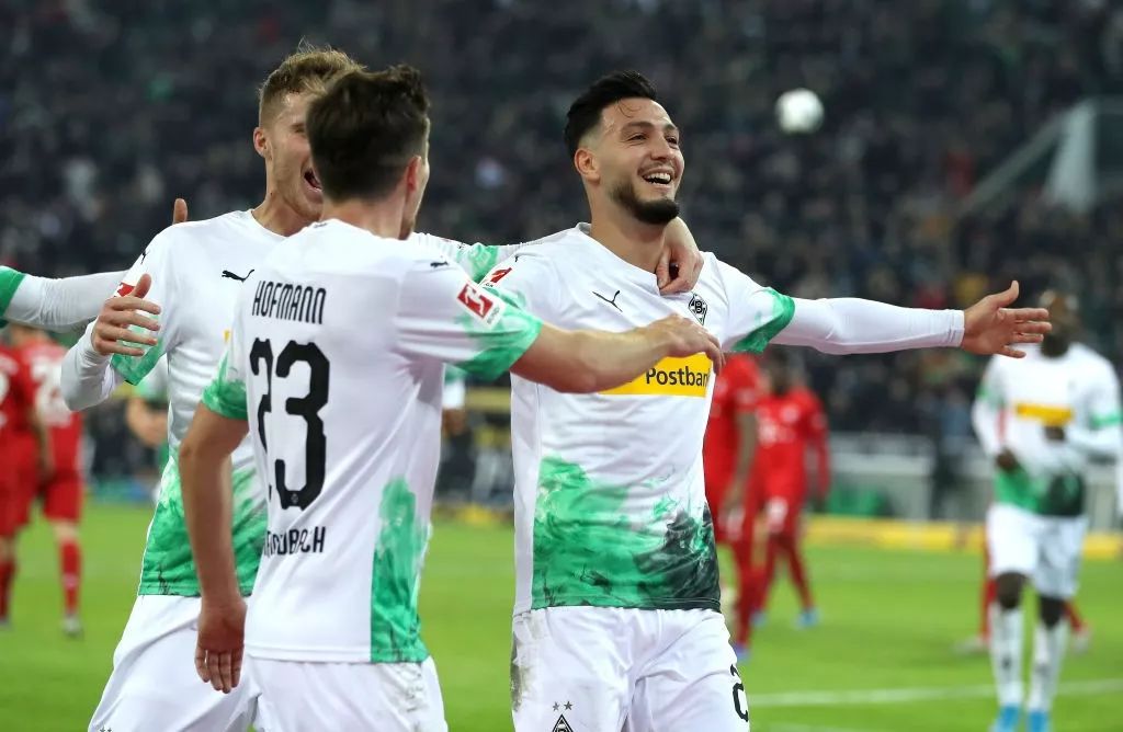 光着脚丫踢足球,光着脚丫子踢足球