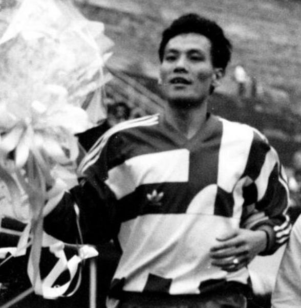 「笑江湖」从大器晚成到越老越妖，只属于吴群立的中国足球奇迹