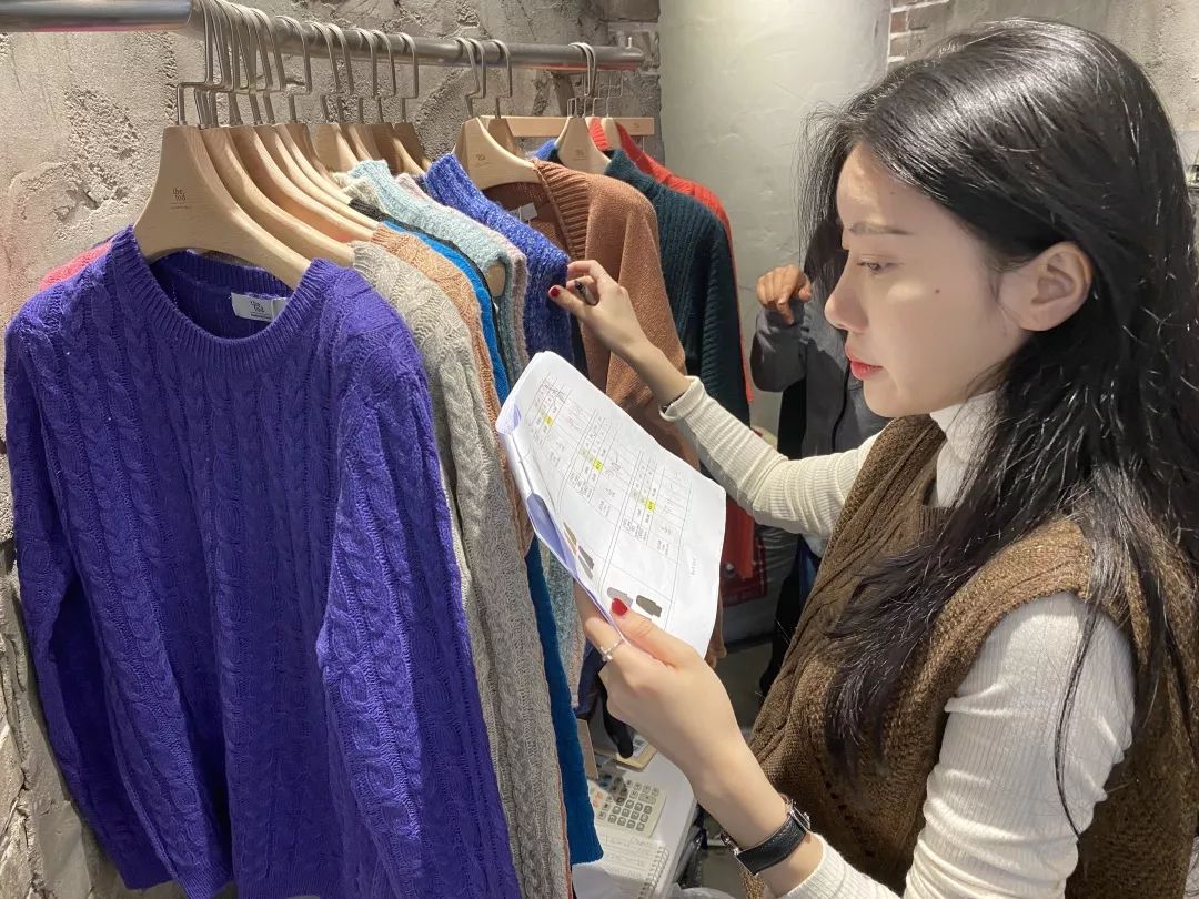 00后靠卖衣服三个月赚了一百万,中国小伙卖衣服赚6000