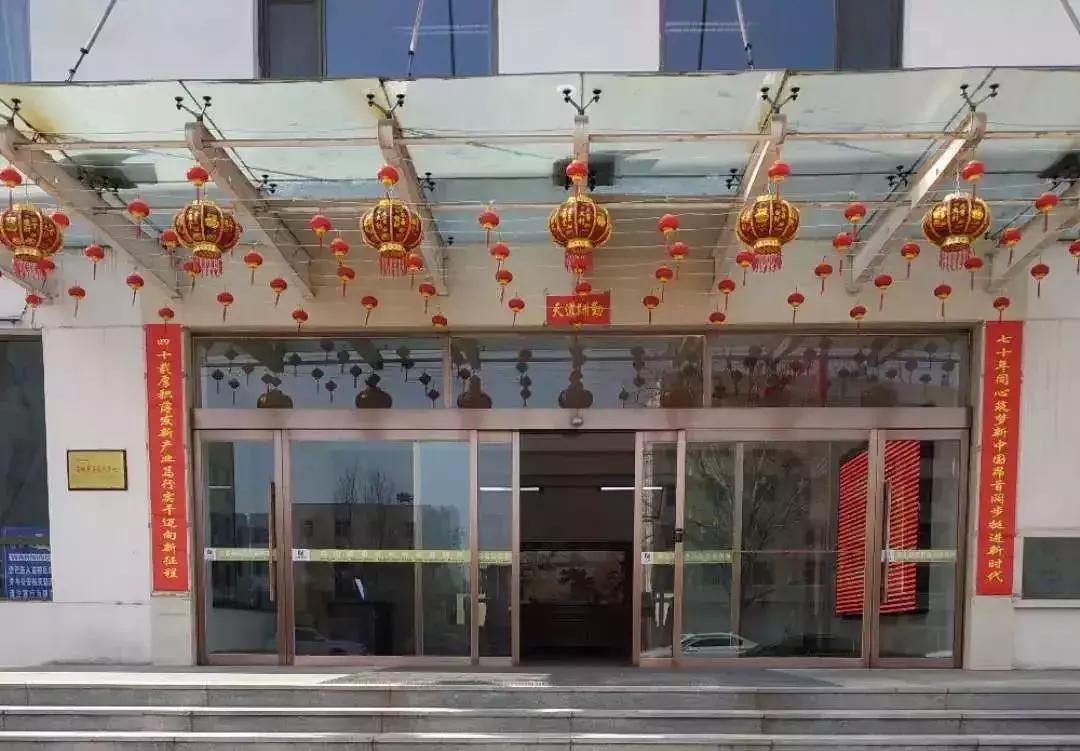 一年一度迎春节送春联活动,年越来越近又到写春联的日子