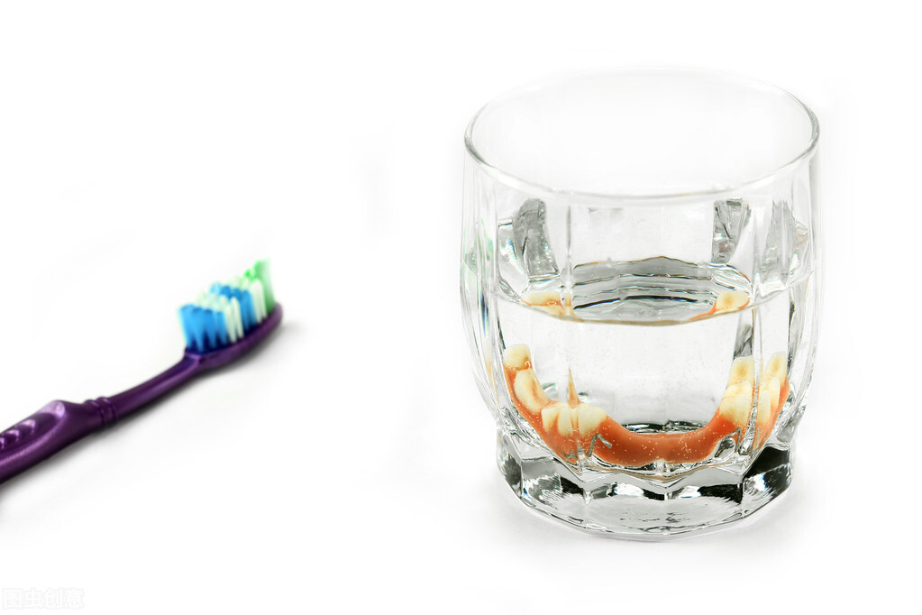 老年人戴活动假牙,这些护理知识一定要学会