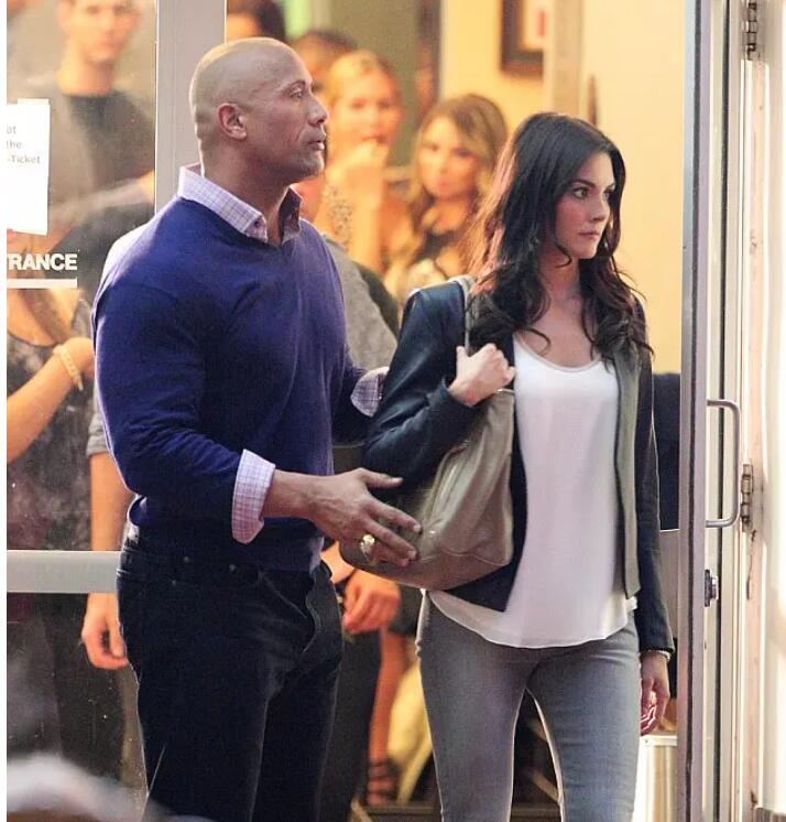 美国演员巨石强森自曝感染新冠,巨石强森与妻女确诊新冠