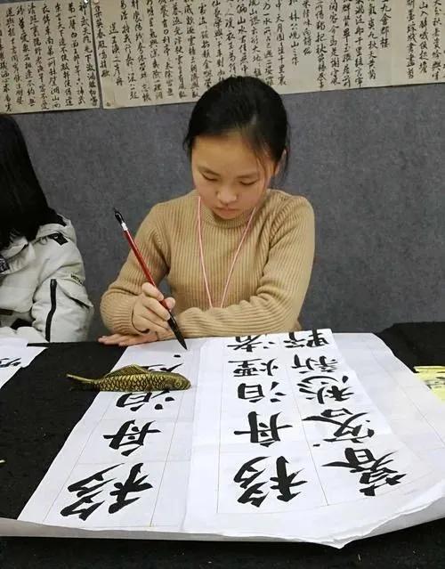 小朋友初学书法适合颜体还是欧体,成人初学书法学颜体还是赵体合适