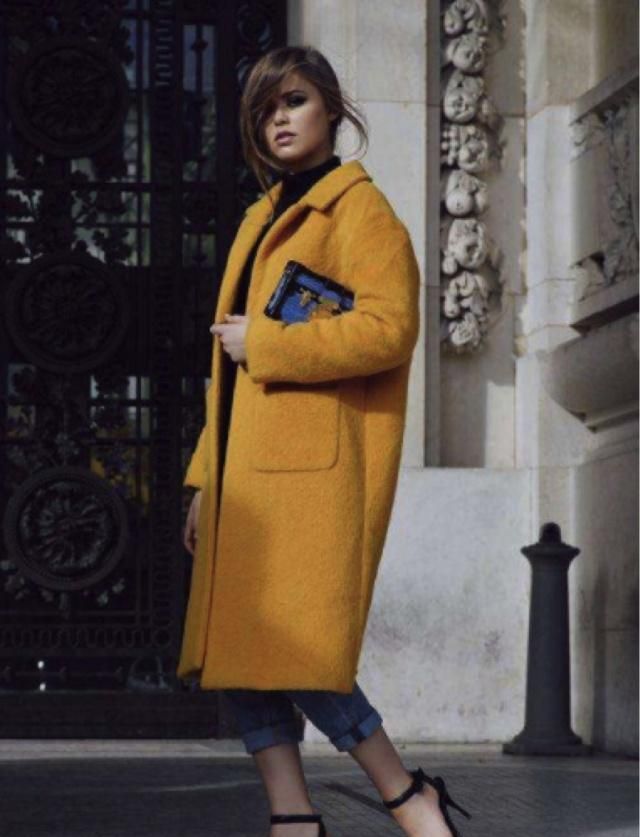 显白肤色黑穿搭图片女士,肤色偏黄的女生适合穿什么