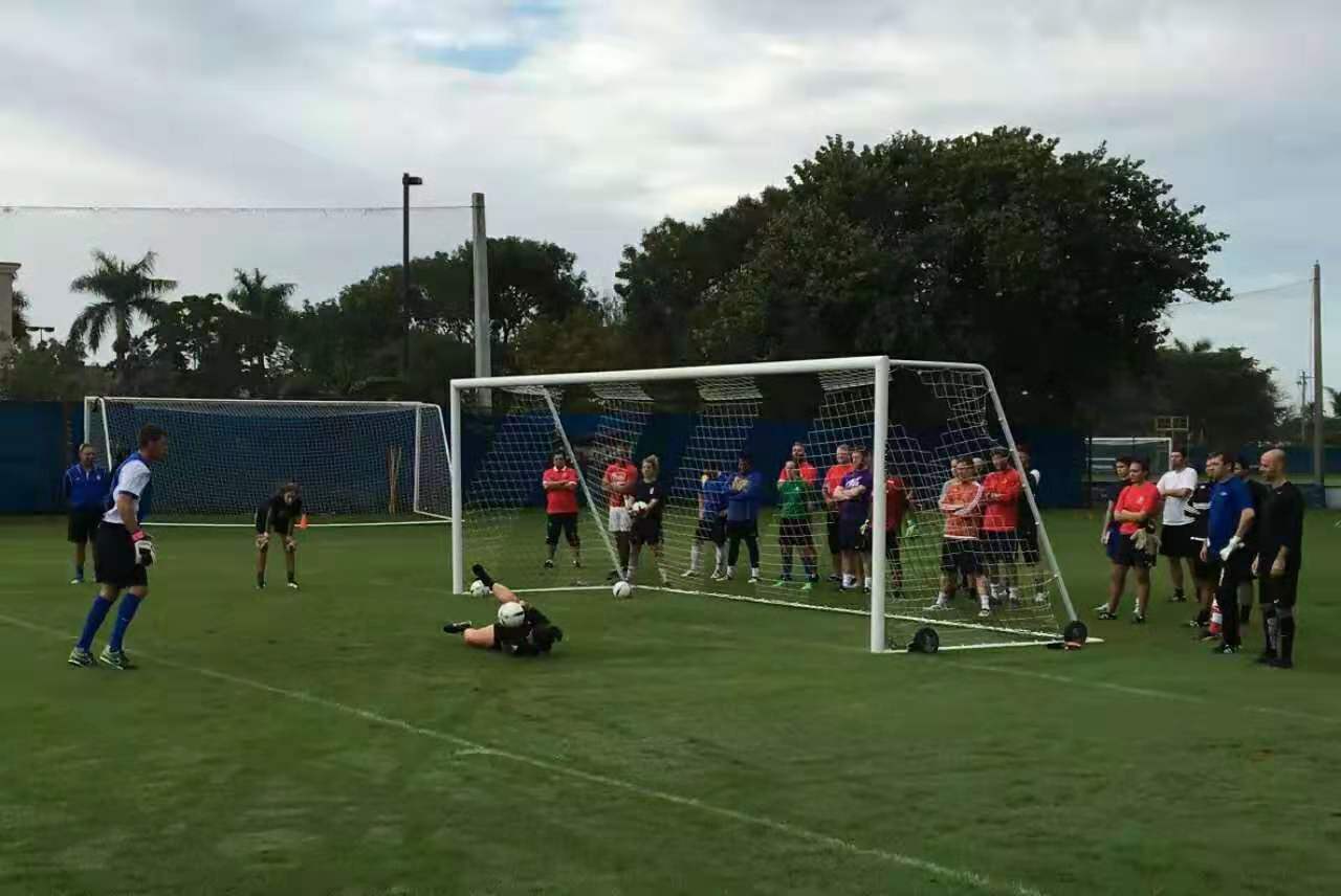 足球撤步脚步教学,足球交叉垫步过杆教学