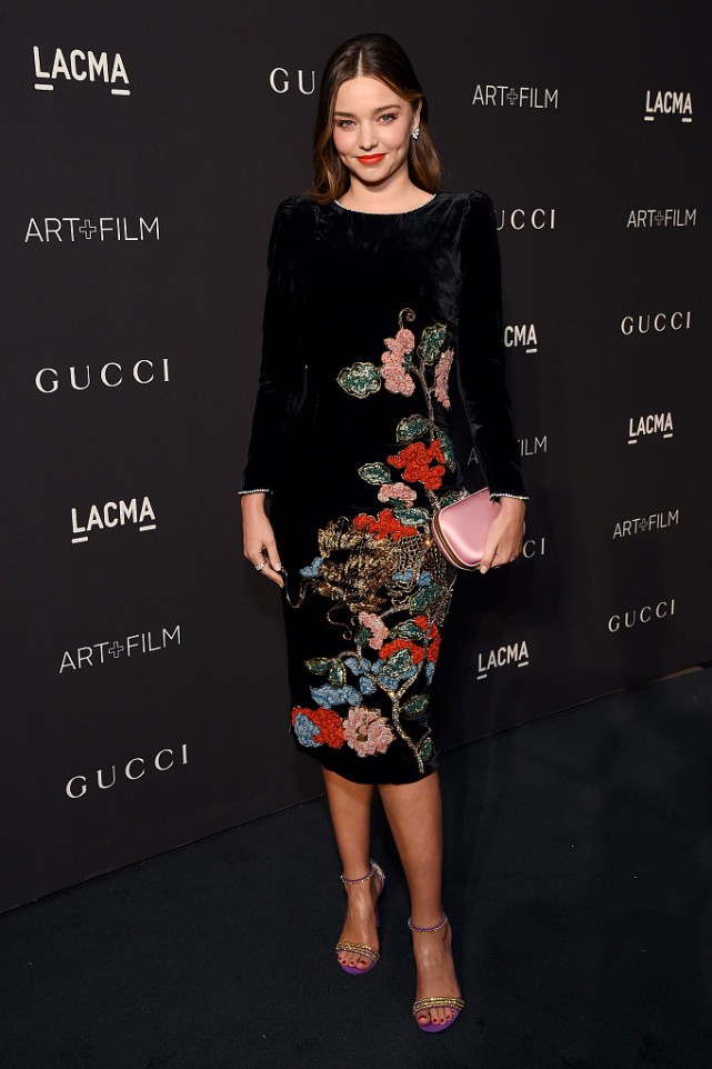 米兰达可儿露腰白裙,米兰达可儿年轻时尚