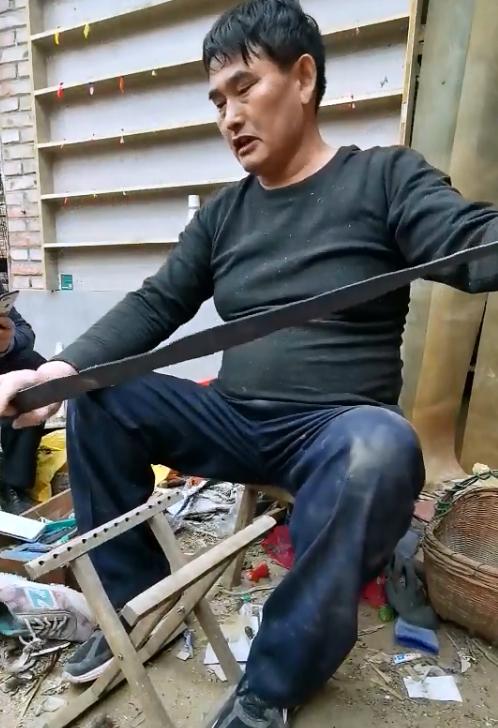 大衣哥朱之文在家烙饼,大衣哥朱之文专业烙饼