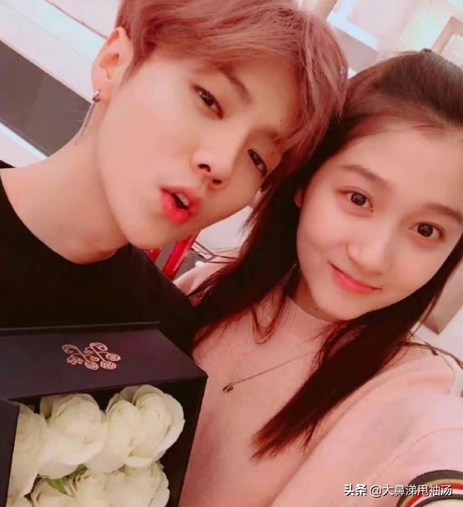 鹿晗踢足球帅气十足,鹿晗踢足球发型