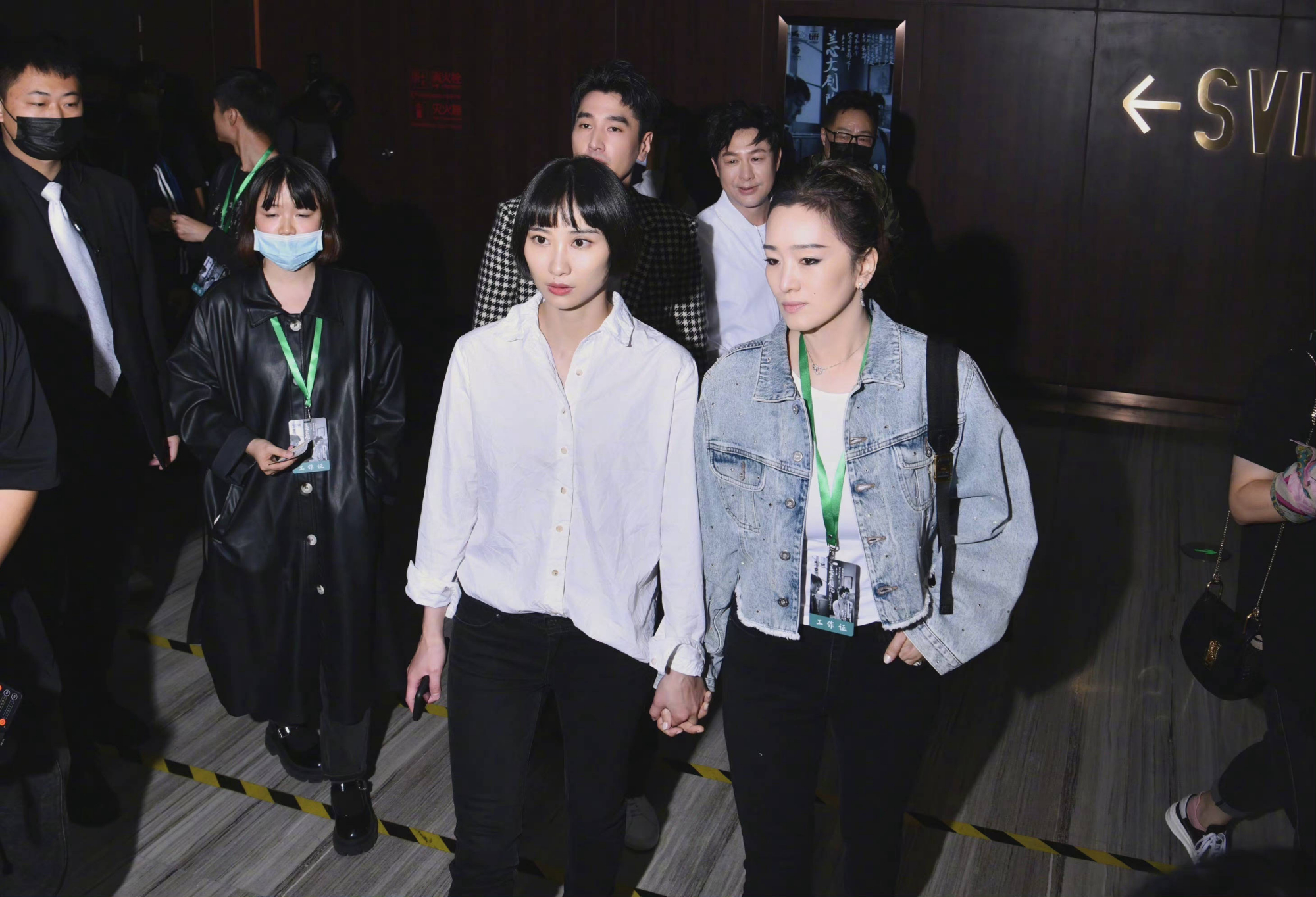 巩俐白衬衫配黑长裙,巩俐白衬衫配黑裙真是美炸了