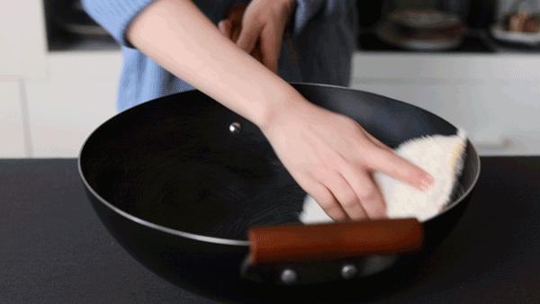 不锈钢蜂窝锅新锅开锅的正确方法,新锅第一次开锅锅身需要涂油吗