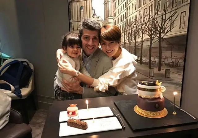 她35岁嫁外籍男友，今混血女儿罕见爆照，超高颜值过分漂亮