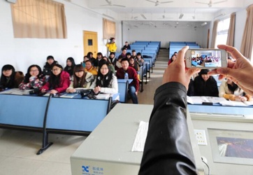 中国大学生，高中生政治历史课逃课现象很严重应不应该引起重视？