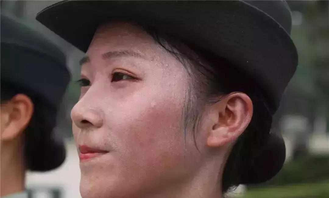 最美坦克女兵对比照,坦克女兵曾经的照片