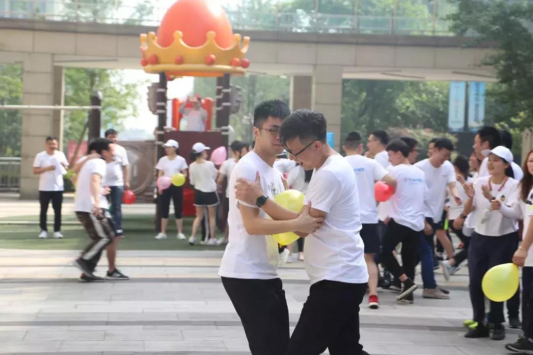 好老师教育“风雨同行十五载，携手并肩再奋进”主题拉练活动启动