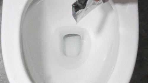 马桶黄污渍怎么去除妙招,马桶污垢发黄怎么去除